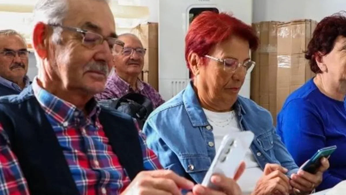 60 yaş üstü bireyler dijital çağa adım atıyor