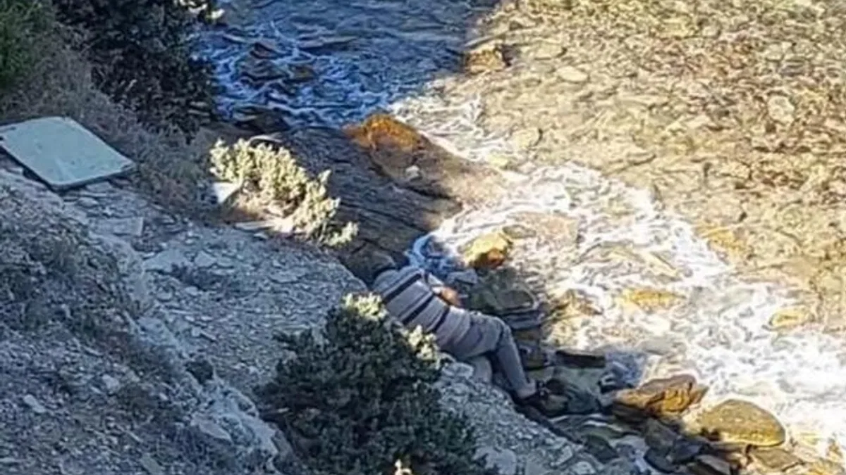 İzmir İtfaiyesi kayalıklardan düşen kişiyi kurtardı