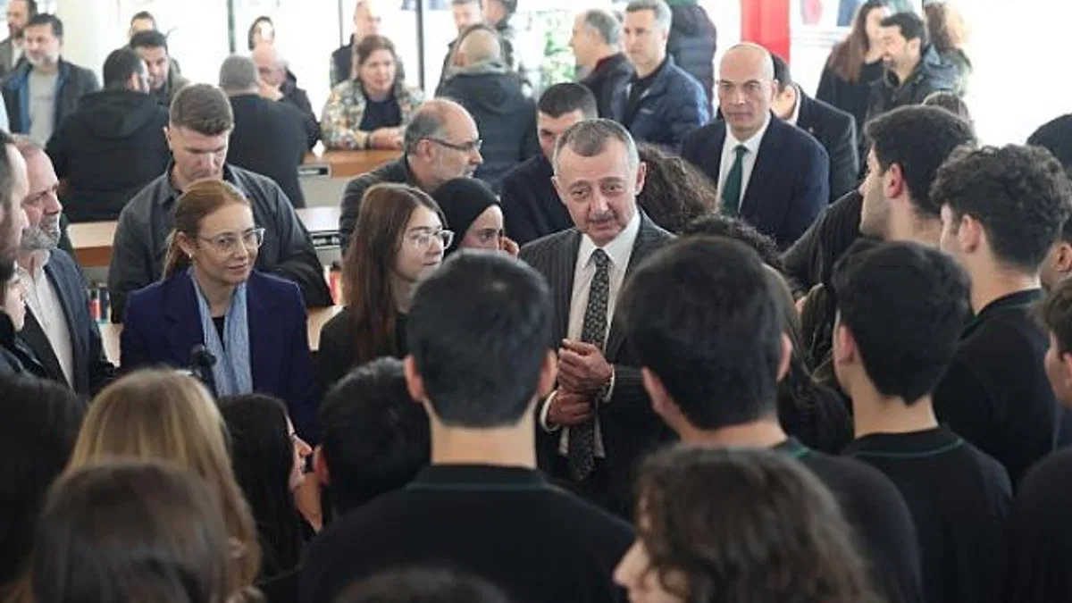 Gençler, Milli İrade Meydanı’ndan çıkmak istemeyecek; Büyükşehir’den İzmit’e 7/24 açık kütüphane