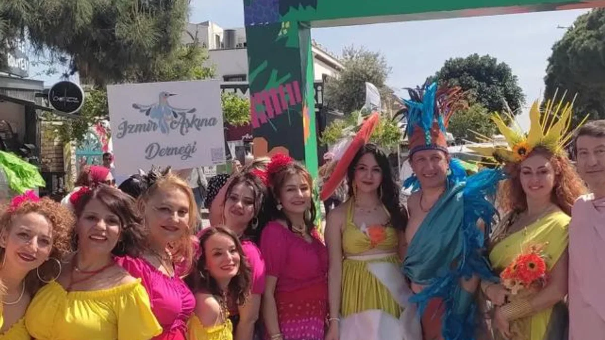 İzmir Alaçatı’da renkli ot festivali