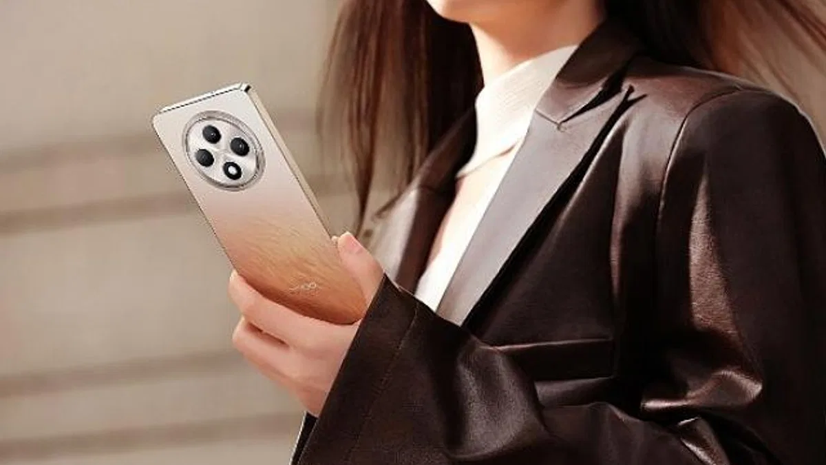 OPPO Reno11 FS şık tasarımı, yapay zeka özellikleri ve olağanüstü dayanıklılığıyla geliyor