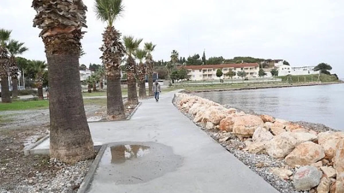 Didim Belediyesi Fen İşleri Müdürlüğü ekiplerince Sedef Koy’da bulunan yürüyüş yolu yenilendi.