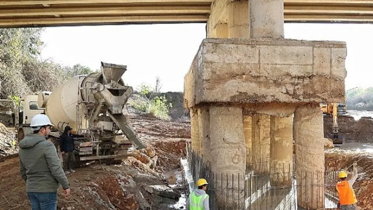 Antalya Büyükşehir Aksu Çayı köprüsünün ayağını güçlendiriyor
