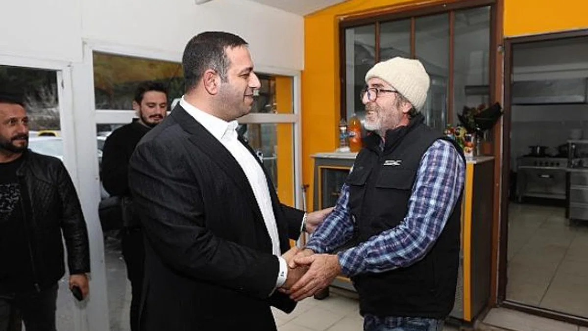 Narlıdere Belediye Başkanı Erman Uzun, Küçük Esnaf Sanayi Sitesi’nde bölge esnafı ve vatandaşlarla bir araya gelerek talep ve önerileri dinledi