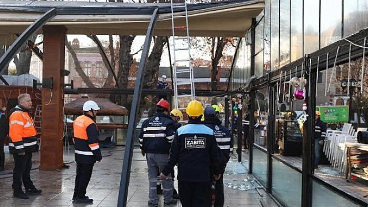 Tarihi Sirkeci Garına Komşu Kaçak Kafe Yıkıldı