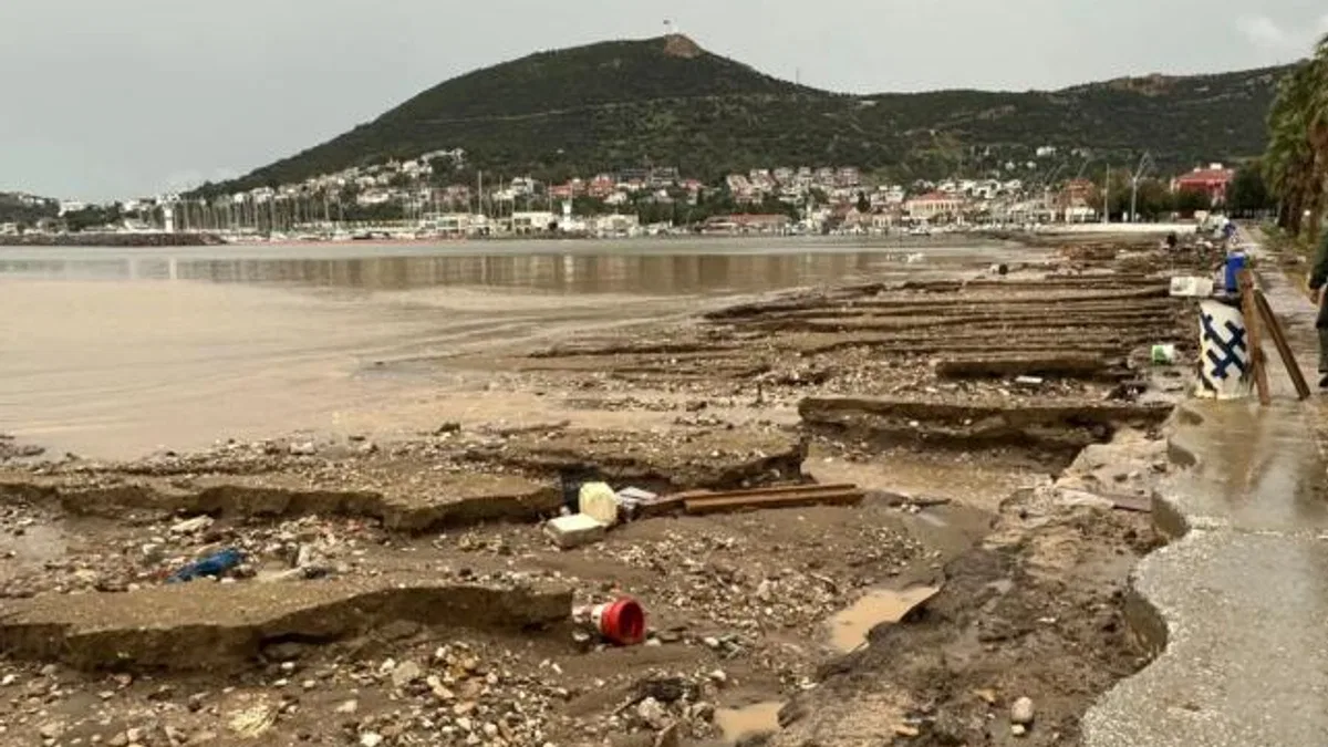 Foça’da sel felaketi sonrası yaraların sarılması için seferberlik başladı… Kayıp kişi halen aranıyor!