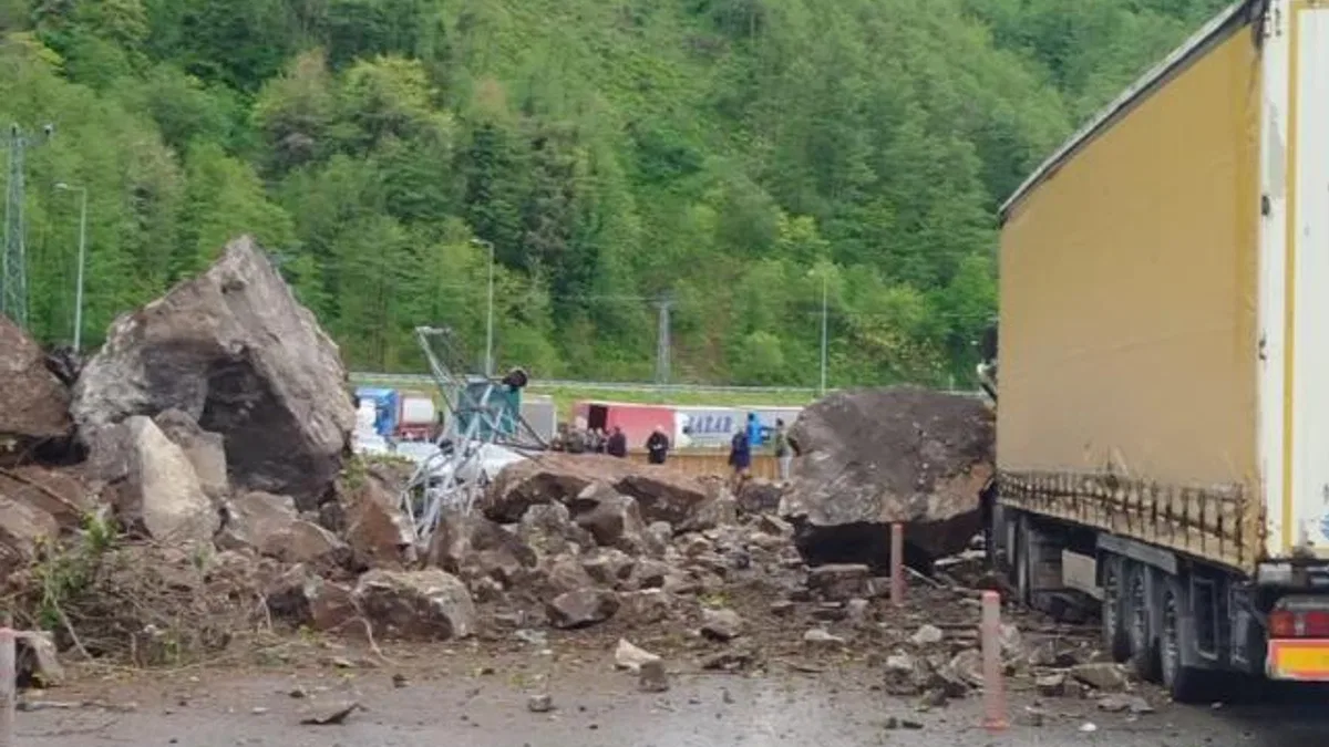 Artvin’de heyelan! Yabancı tır hasar aldı!