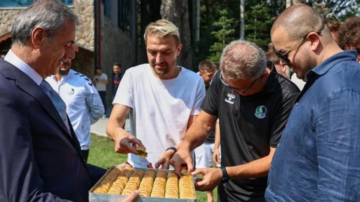 Başkan Alemdar’dan Bolu kampına baklavalı moral