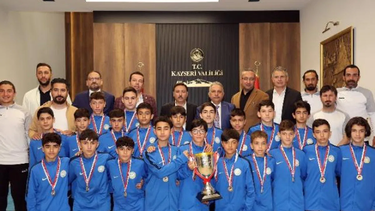 Vali Çiçek’ten şampiyon takıma 100 bin lira ödül