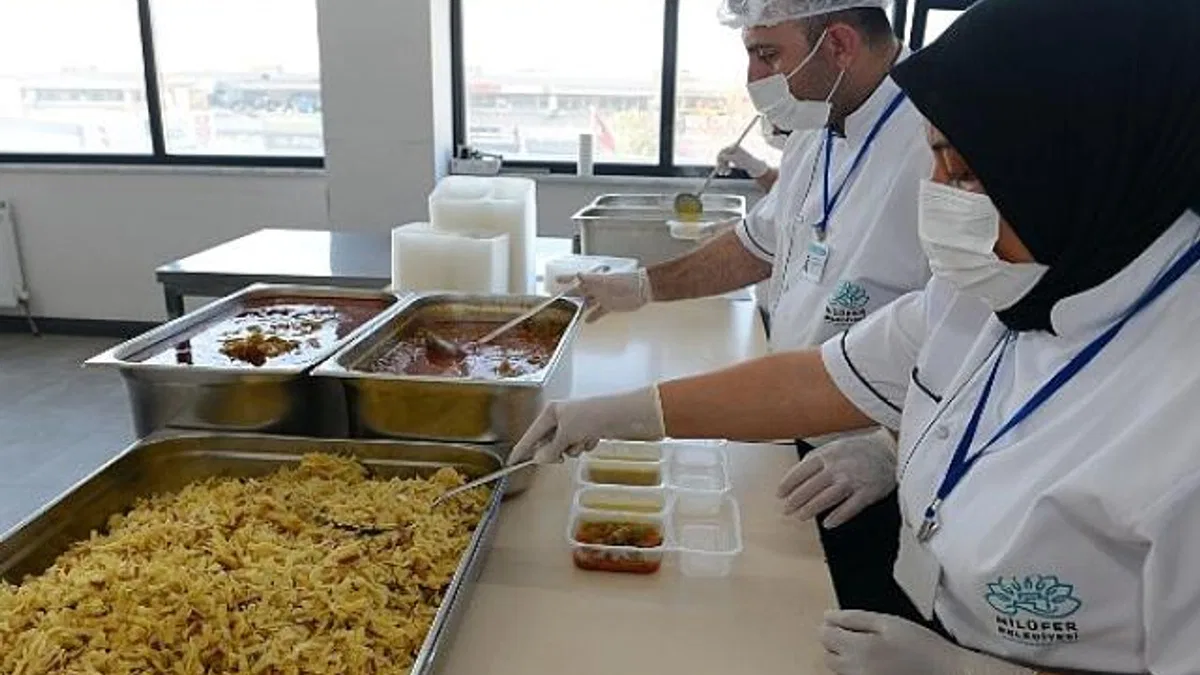 Nilüfer’de ihtiyaç sahiplerine sıcak yemek desteği