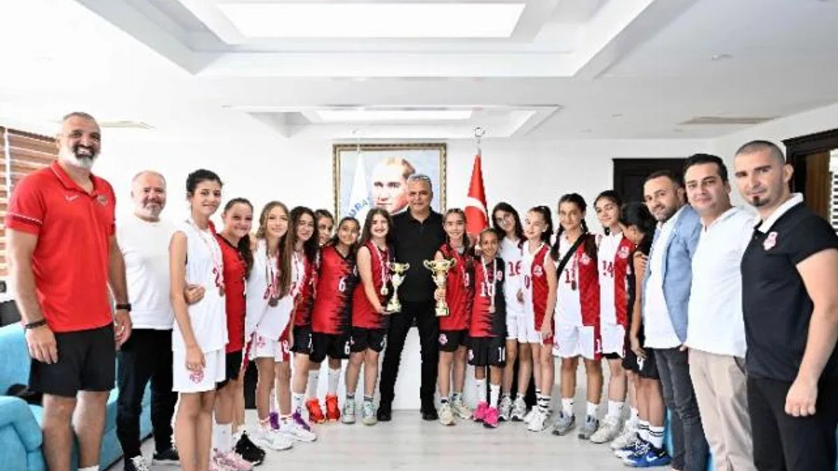 Şampiyon kızlardan Başkan Uysal’a ziyaret