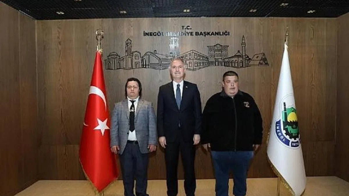 İnegöl Belediyesi’nin Özel Personelleri Yüzleri Güldürüyor