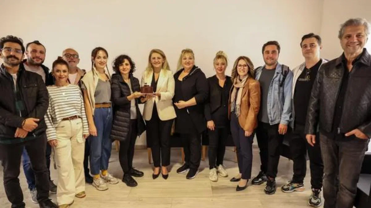 Başkan Ovalıoğlu, yenilenen Leyla Gencer’deki ilk oyunu izledi