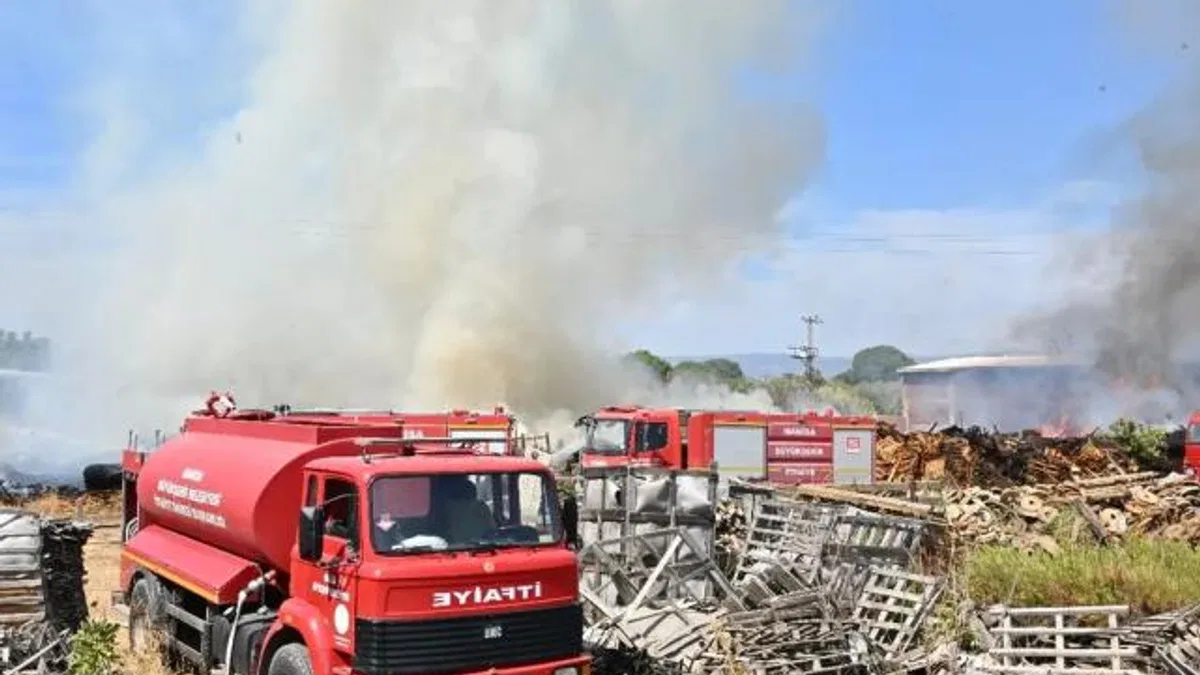 Manisa’da palet fabrikasında yangın!