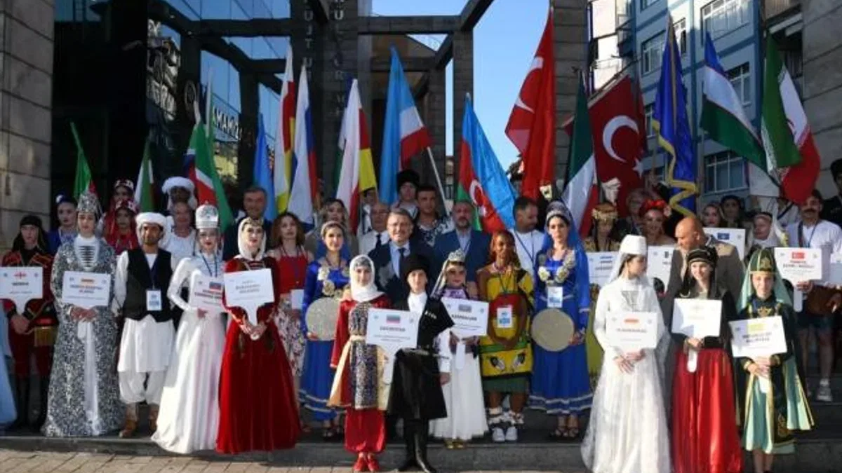Dünya barışı için horon ile el ele
