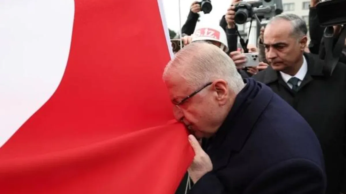 Bakan Güler, şanlı sancağı Çanakkale’de göndere çekti