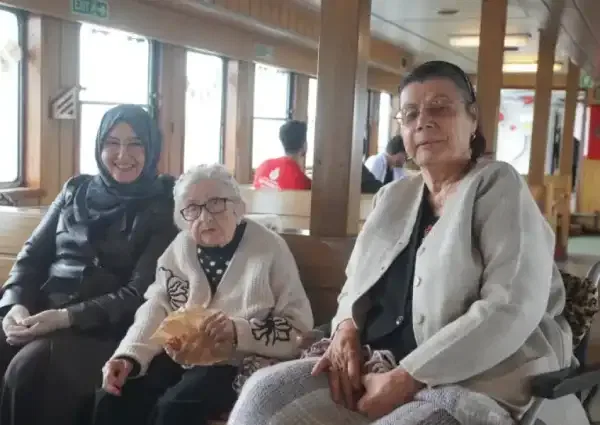 İstanbul'da yaşayan yaşlılar anlamlı etkinlikte denizle buluştu