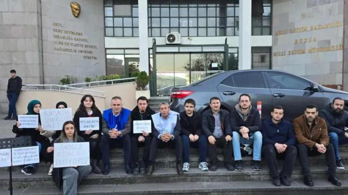 Bursa’da mülakat mağduru öğretmenlerden Milli Eğitim önünde eylem