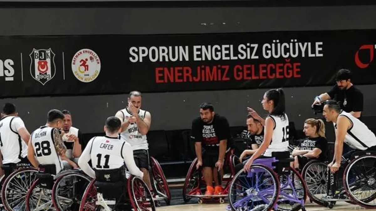 Tekerlekli sandalyeliler potada dostluk maçında buluştu