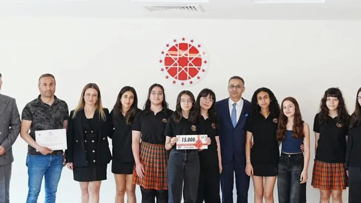 İzmir’de 400 öğrenci gazetecilikle ‘Yarınlara İz Bırak’tı
