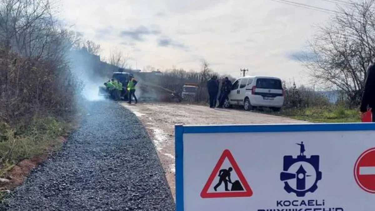 Kocaeli Körfez’de çöken yola anında müdahale
