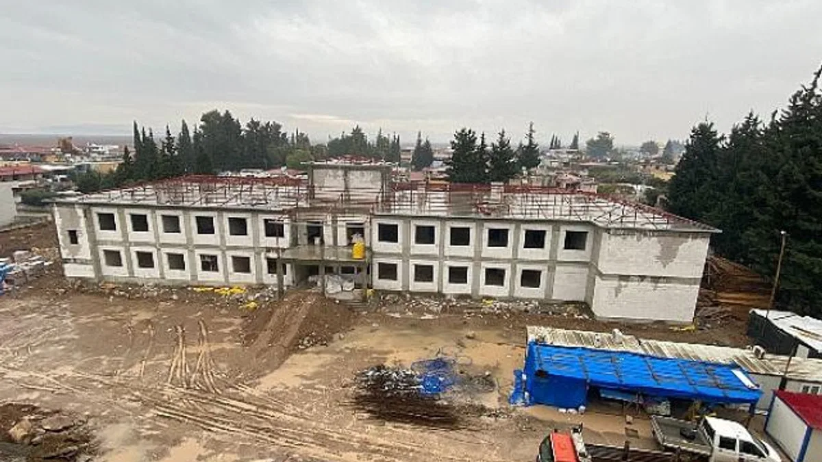 Büyükşehir’in Hatay’daki okul binası yükseliyor