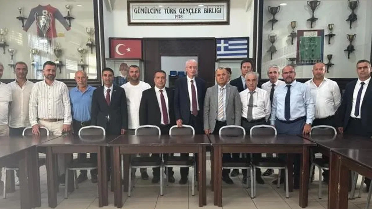 Özcan ve beraberindeki heyet Dr. Sadık Ahmet’in anma törenine katıldı