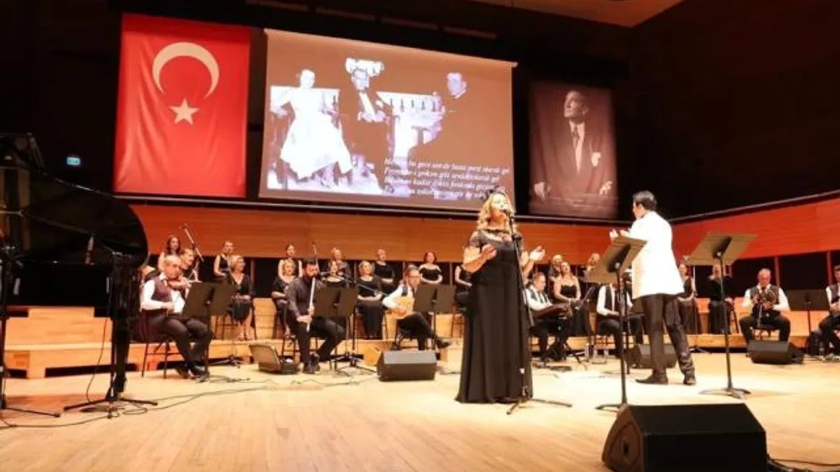 “Cumhuriyetin Divası” Müzeyyen Senar konserle anıldı
