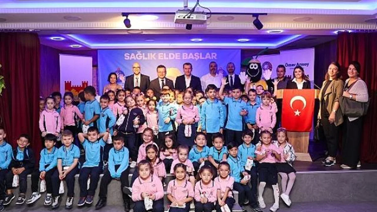 Zeytinburnu Belediyesi ve Koç Üniversitesi Hastanesi, “Sağlık Elde Başlar” projesiyle 5 bin ilkokul öğrencisine el yıkama eğitimi vermeyi hedefliyor.