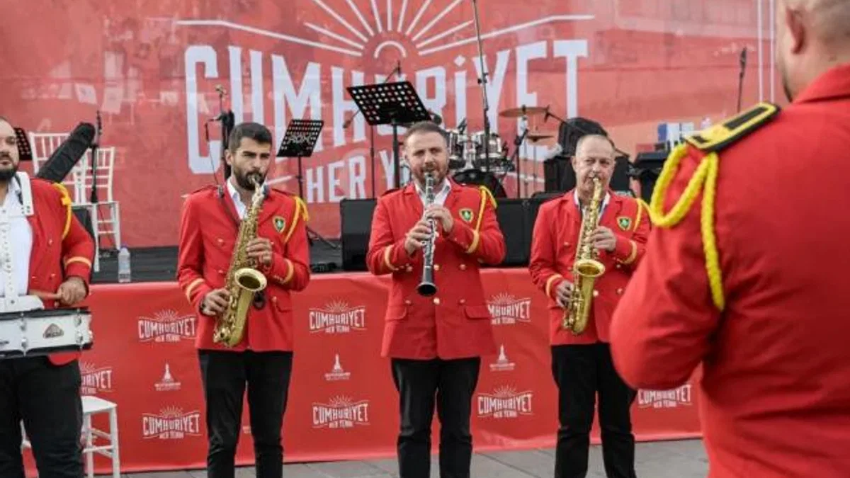 İzmir’de Cumhuriyet coşkusu başladı