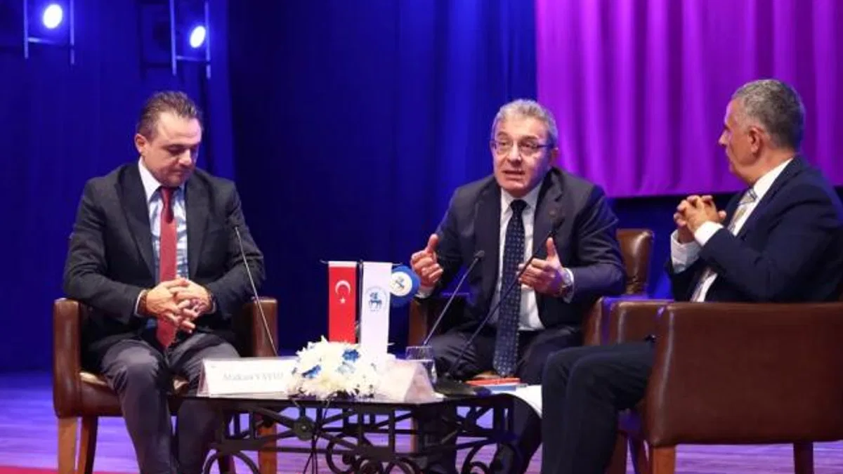 Gazeteci Çelik Türkiye’nin konumunu DEÜ’de değerlendirdi