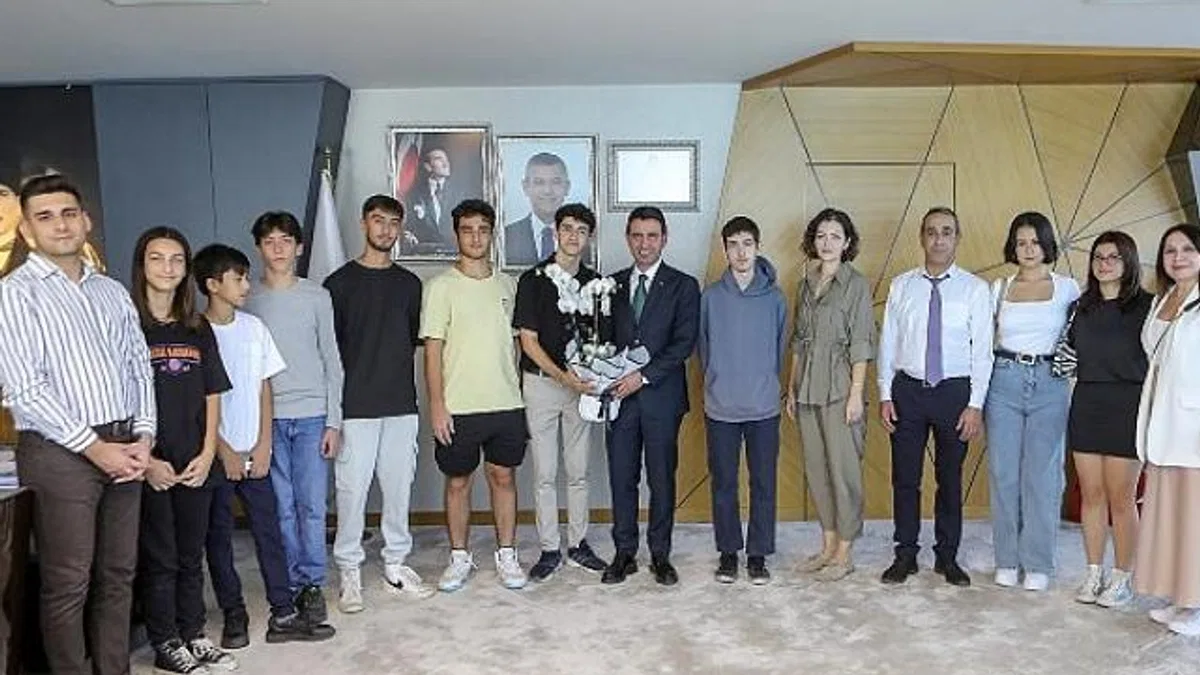 Üniversite ve Liseli gençlerden Başkan Önal’a teşekkür ziyareti