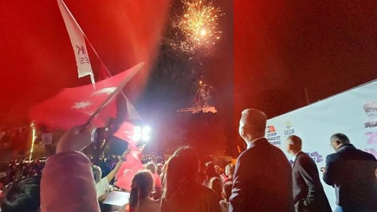29 Ekim Cumhuriyet Bayramı’nın 101.yıl dönümü coşkusu, Gölcük’te coşkulu bir kalabalığın katıldığı fener alayı ile kutlandı.