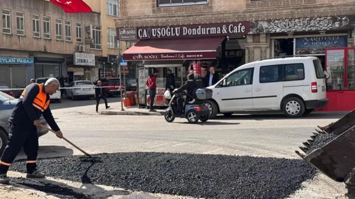 Mardin Midyat’ta asfalt bakım ve onarım çalışmaları hız kesmeden sürüyor