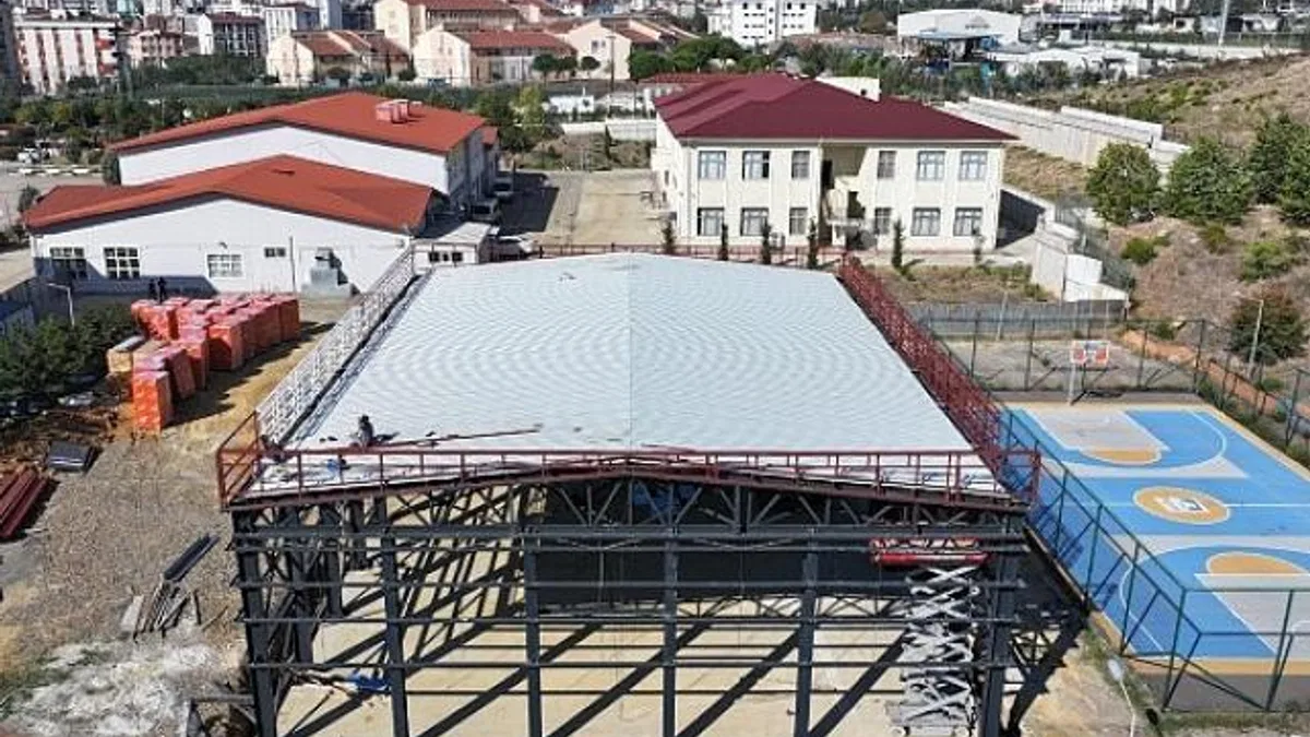 İBB’den 15 okula yeni spor salonu.
