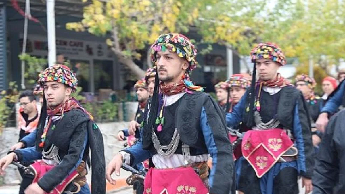 Seferihisar’da zeytinin hasat zamanını kutlamak için Orhanlı Köyü’nde festival düzenlendi.