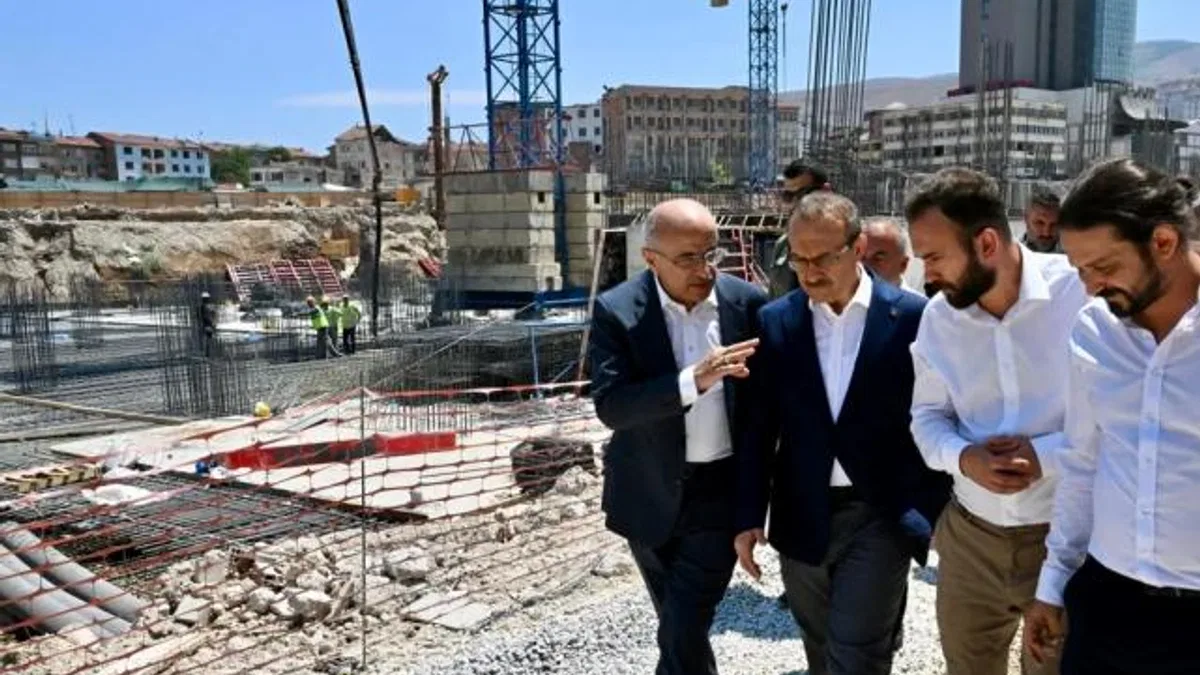 Başkan Sami Er konutlarını inceledi