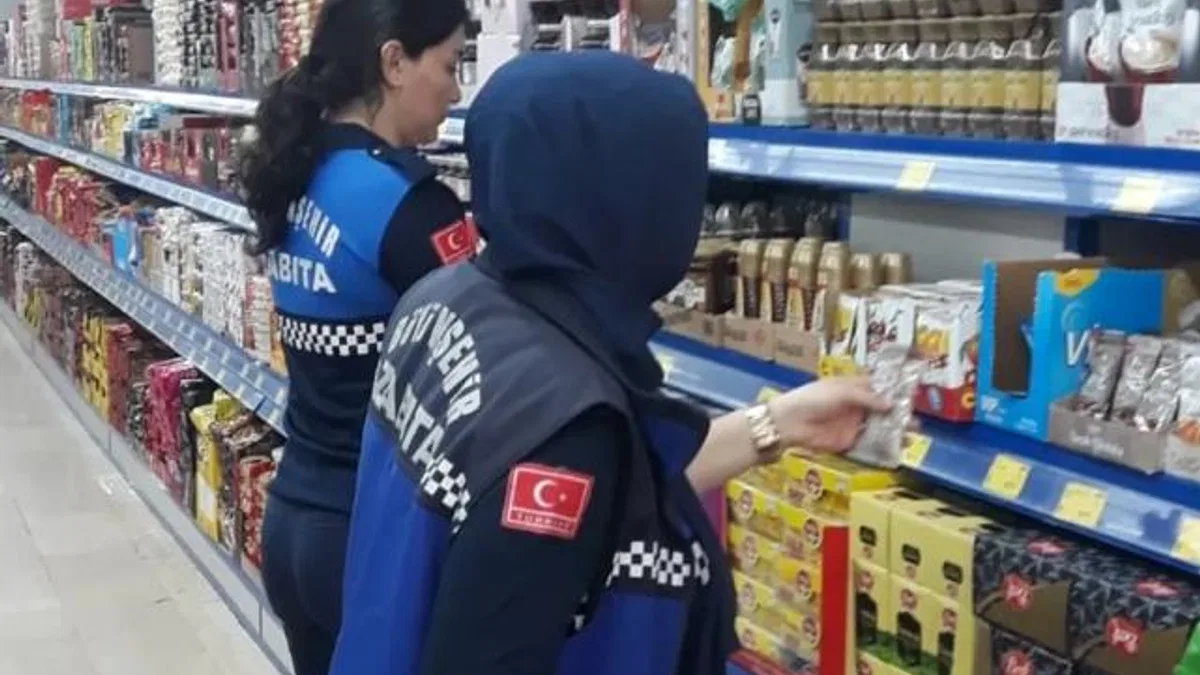 Kocaeli zabıtasından market denetimi
