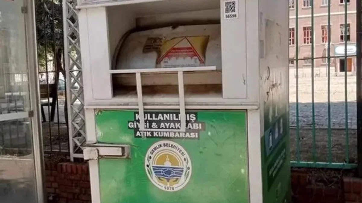 Gemlik’in giysi kumbaraları ihtiyaç sahiplerinin yüzünü güldürüyor