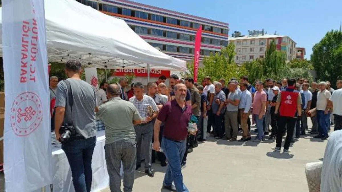 Bingöl’de Cuma namazı çıkışında aşure dağıtıldı