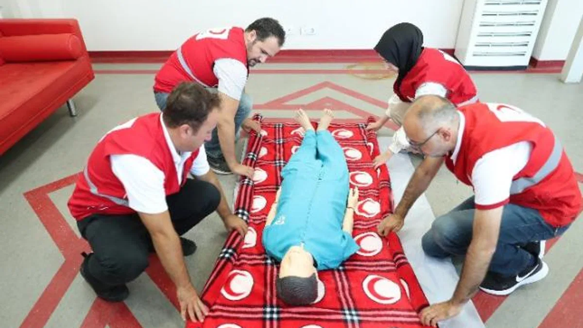 Kızılay her evde bir ilk yardımcı hedefine eğitimlerle yaklaşıyor