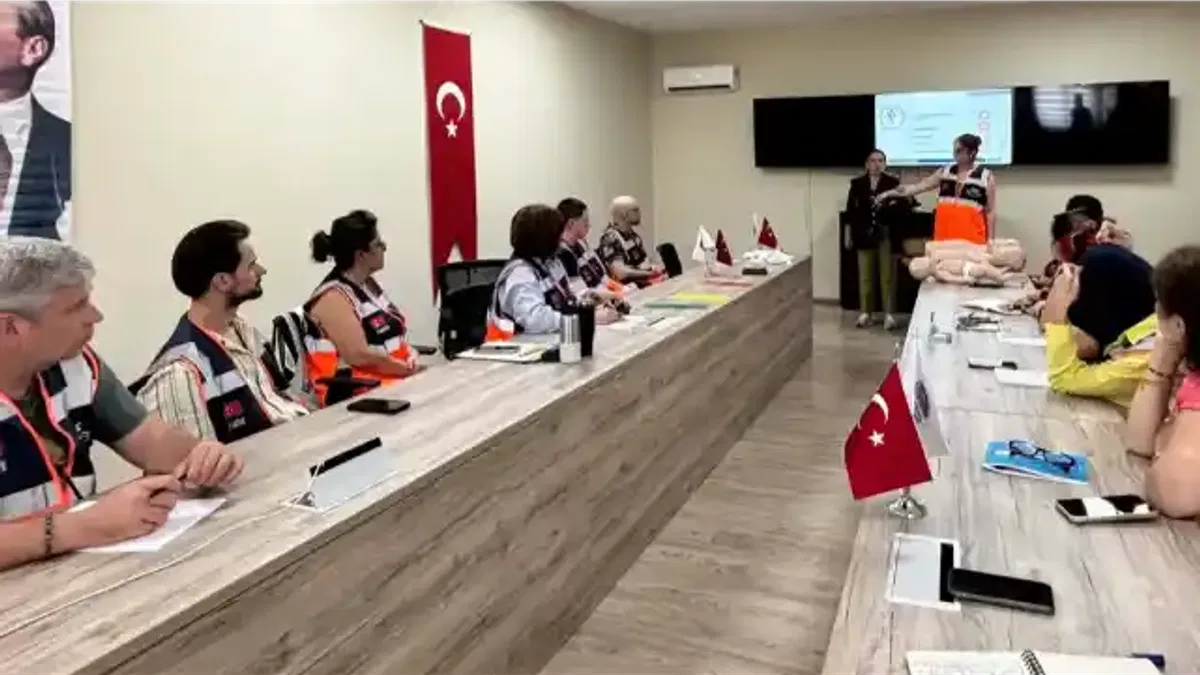 İstanbul Maltepe’de gönüllülere afet eğitimi