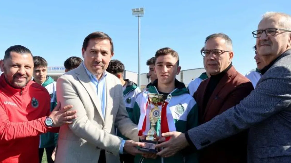 Konya Karatay U16 takımı şampiyonluk kupasını kaldırdı