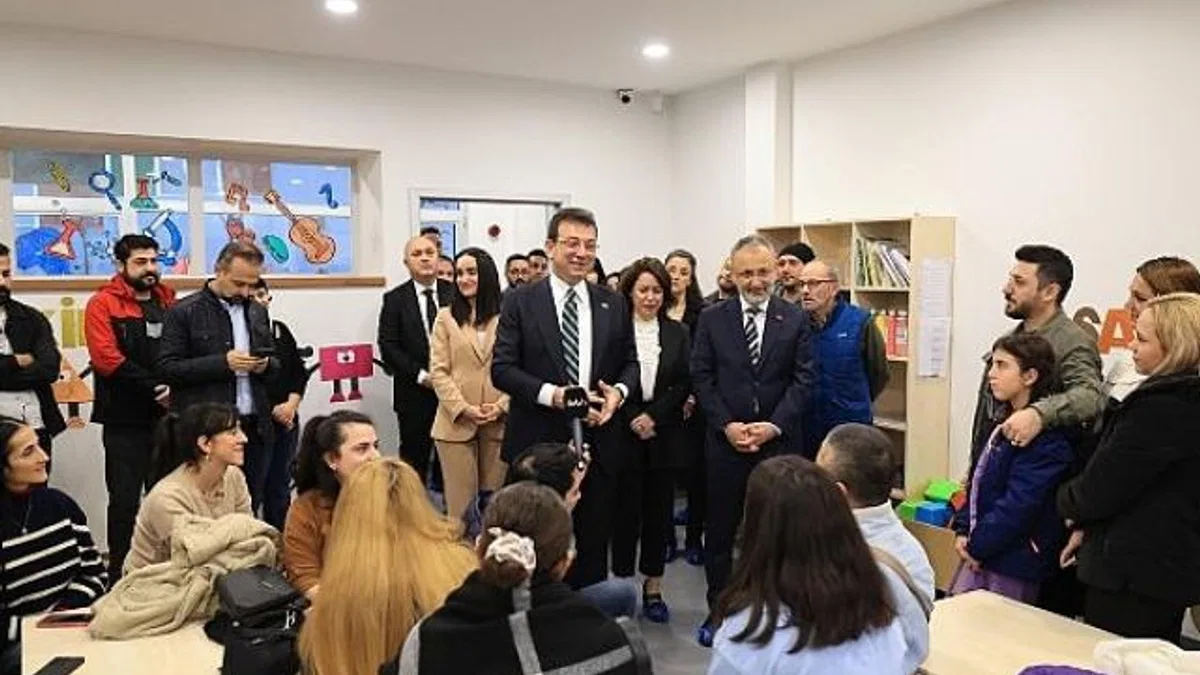 TBB ve İBB Başkanı Ekrem İmamoğlu, Eyüpsultan’daki Yuvamız İstanbul Çocuk Etkinlik Merkezi’nde miniklerle sohbet etti, velilerle dertleşti.