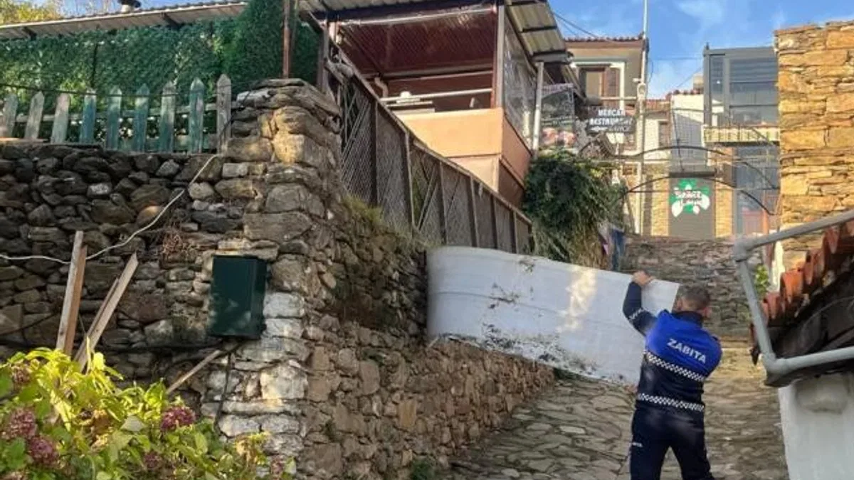 Efes Selçuk’ta görüntü kirliliği yaratan tabelalar kaldırılıyor