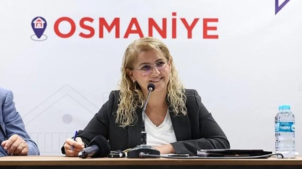 Başkan Ovalıoğlu mahallelileri dinlemeye devam ediyor.