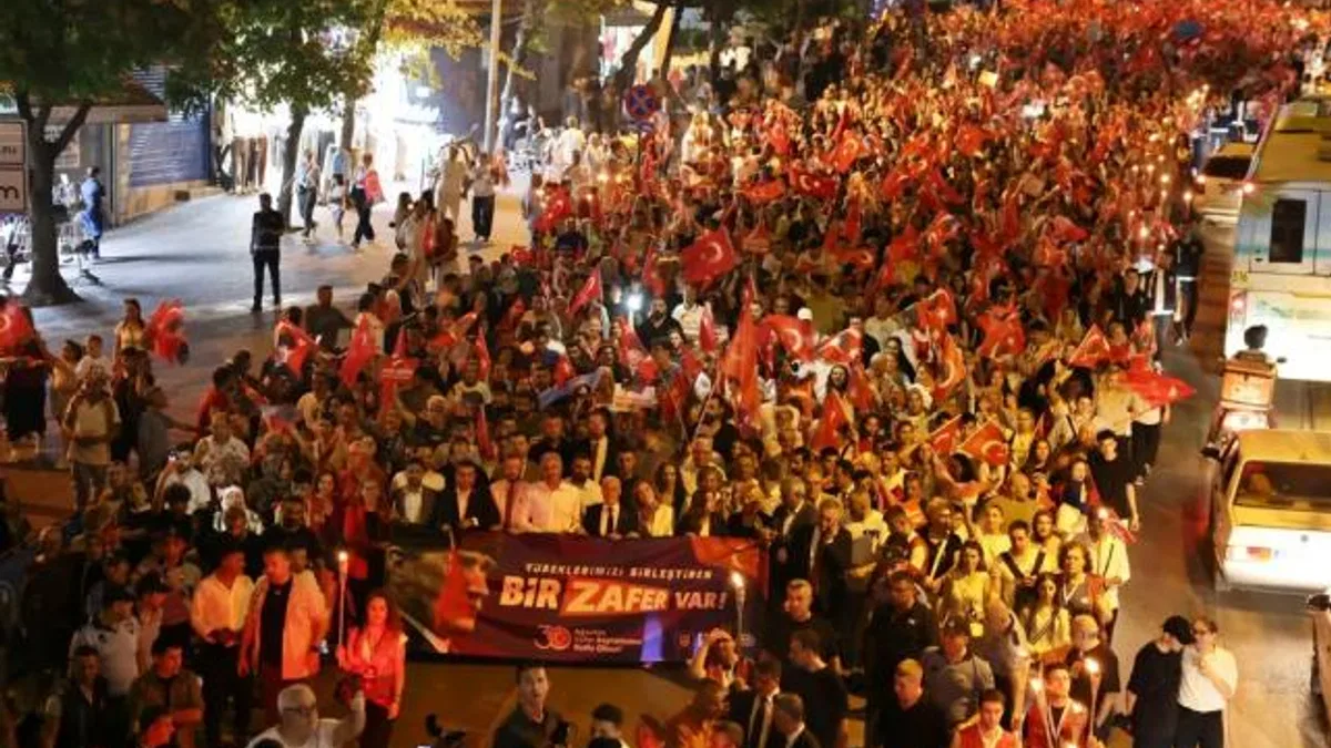 Bursa’da coşku fener alayı ve Göksel konseriyle taçlandı