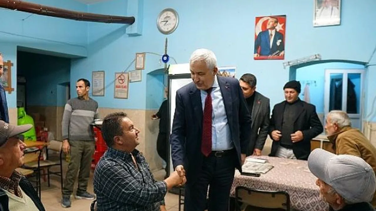 Kemalpaşa Belediye Başkanı Mehmet Türkmen, vatandaşlarla bir araya geldiği hemşehri ziyaretleri gerçekleştiriyor