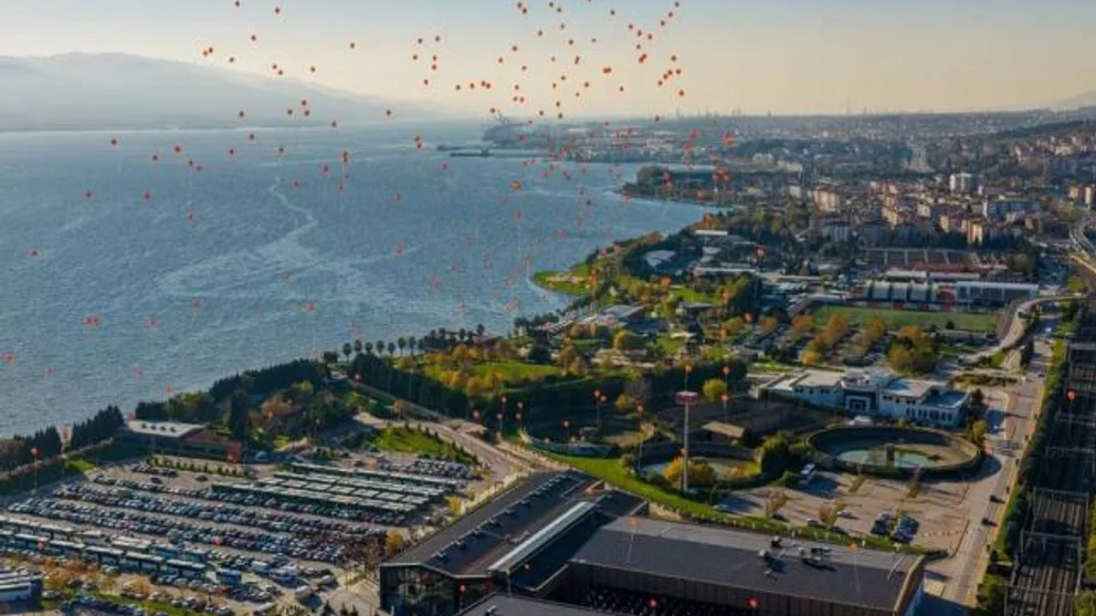 Kocaeli’de turuncu balonlar şiddetsiz dünya için gökyüzüne bırakıldı