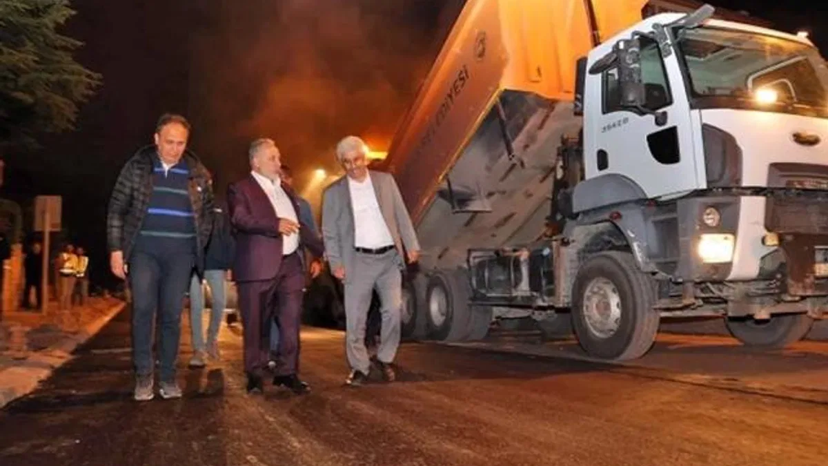 Kayseri Talas’ta gece asfalt mesaisi… Başkan Yalçın’dan gece teftişi